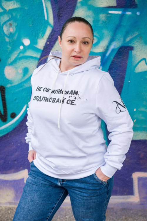 Дизайнерски суичър с качулка в свеж бял цвят, създаден за комфорт и модерна street визия, която говори вместо теб. Изработен от мека и приятна на допир памучна материя. Акцентът е смелия надпис отпред – детайл, привличащ погледите. Качулката с връзки добавя спортно-градско излъчване. Суичърът се комбинира лесно с дънки, спортни панталони или клин – идеален избор за ежедневието и съчетания в по-небрежен стил. Идеален избор за дните, в които искаш да заявиш стил без усилие. Дизайнерски суичър с качулка в свеж бял цвят, създаден за комфорт и модерна street визия, която говори вместо теб. Изработен от мека и приятна на допир памучна материя. Акцентът е смелия надпис отпред – детайл, привличащ погледите. Качулката с връзки добавя спортно-градско излъчване. Суичърът се комбинира лесно с дънки, спортни панталони или клин – идеален избор за ежедневието и съчетания в по-небрежен стил. Идеален избор за дните, в които искаш да заявиш стил без усилие.