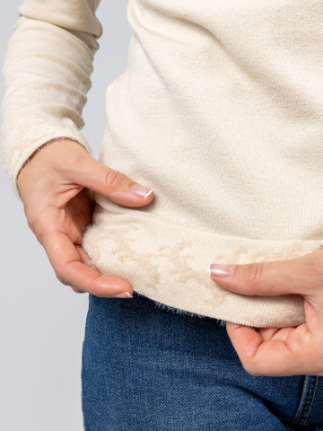 Бежов пуловер с жакардови акценти "Нежен контраст"